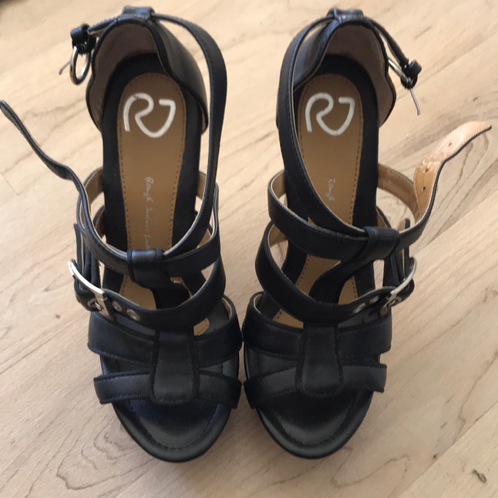 Black straps wedges with cork platform